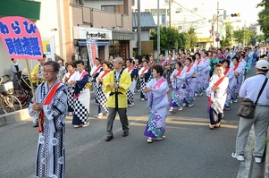 写真：手おどりに参加する市長