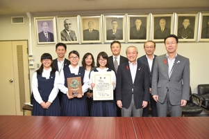 写真：第一中・音楽部の皆さんと市長