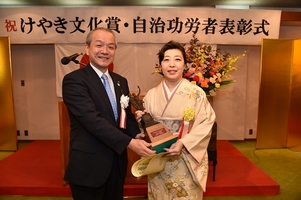 写真：中井広恵さんと市長