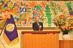 写真：記念式典で挨拶する市長