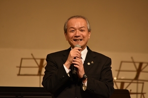 写真:蕨市民音楽祭で挨拶する市長