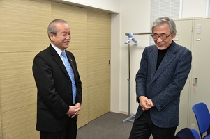 写真：池端俊策さんと市長