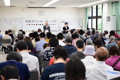 写真：西公民館での市長タウンミーティングの様子