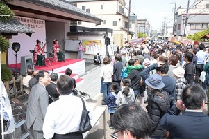 写真：舞台前に集まる観客