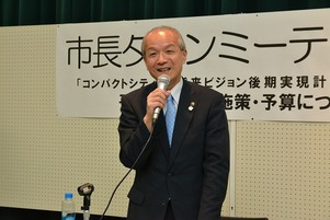 写真：東公民館で挨拶する市長
