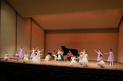写真：ステージで披露されるバレエ