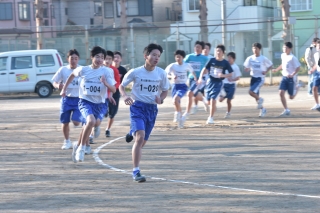 写真：走っている中学生男子