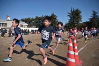 写真：走る子どもたち
