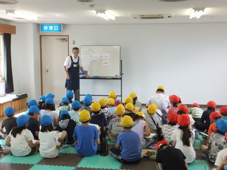 写真：小学校施設見学1