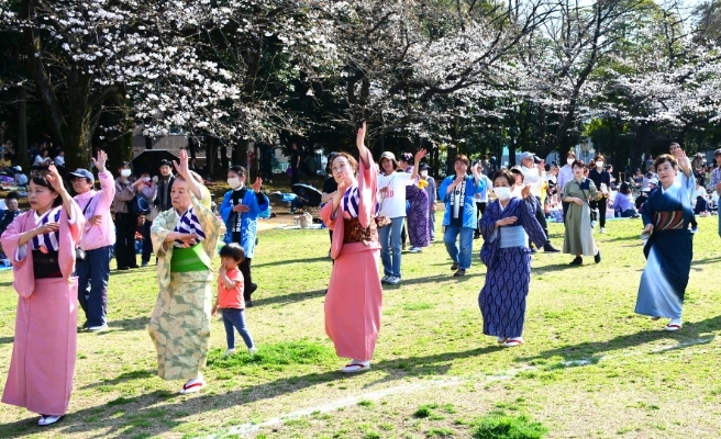 写真：着物で踊る人たち