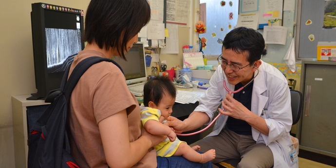 写真：乳幼児を診察する病院の先生