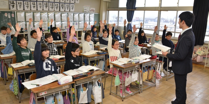 写真：小学校の教室での授業風景