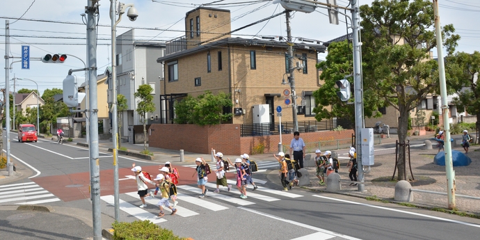 写真：集団下校する児童たち