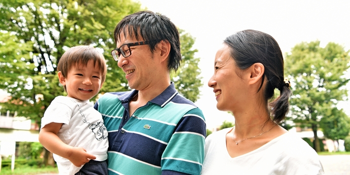 写真：笑い合っている3人家族