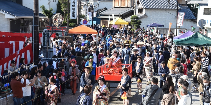 写真：宿場まつり　織姫道中大行列の様子