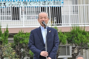 写真：南小学校で挨拶する市長