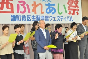 写真：参加者といっしょに歌を歌う市長