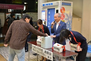 写真：駅前で募金を呼びかける市長