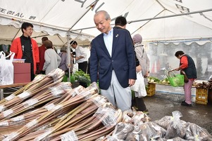 写真：農作物を眺める市長