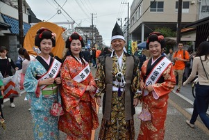 写真：ミス織姫とミス宿場小町と市長