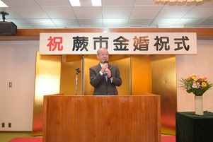 写真：演台から挨拶する市長