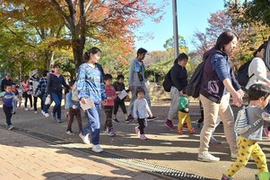 写真：ウォーキングに取り組む参加者の皆さん