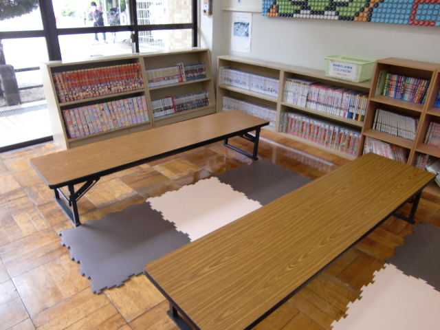 写真:図書コーナー1F