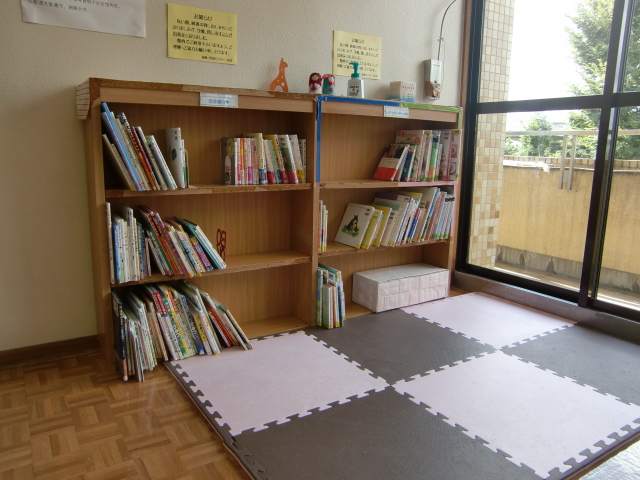 写真:図書コーナー2F