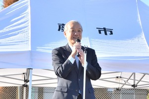 写真：挨拶する市長