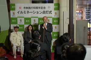 写真：挨拶する市長