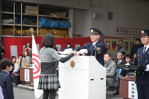 写真：表彰状を手渡す市長