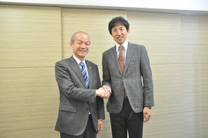 写真：鈴木徹氏と市長