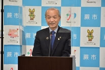 写真：記者会見で話す市長