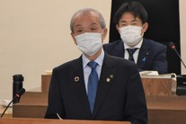 写真：施政方針表明を行う市長