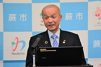 写真：インタビューを行う市長