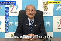 写真：インタビューを行う市長