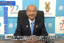 写真：インタビューを行う市長