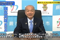写真：インタビューを行う市長