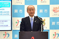 写真:記者会見を行う市長