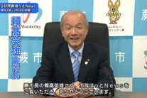 写真:インタビューを行う市長