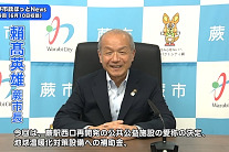 写真:インタビューを行う市長