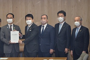 写真：大野埼玉県知事に対し要請書を渡している様子