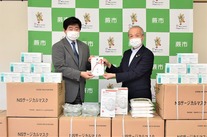 写真：蕨戸田市医師会に感染防護用品を提供する様子