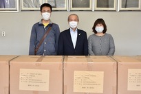 写真：5月8日のマスク寄附の様子