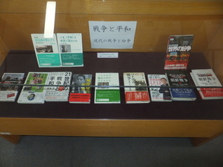 写真：令和元年度8月の2F展示図書