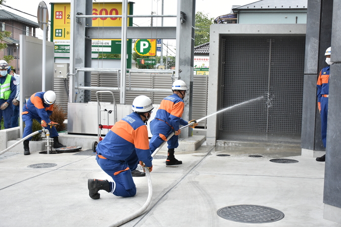 写真：放水訓練の様子