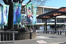 クラマー聖地画像（昼の駅西口広場）