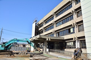 写真：解体工事中の旧庁舎正面外観