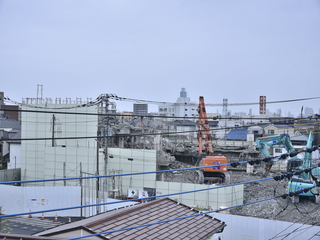 写真：解体中の旧庁舎の外観（令和3年4月5日）