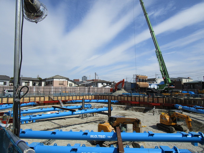 写真:新庁舎建設工事現場近景（令和4年3月）